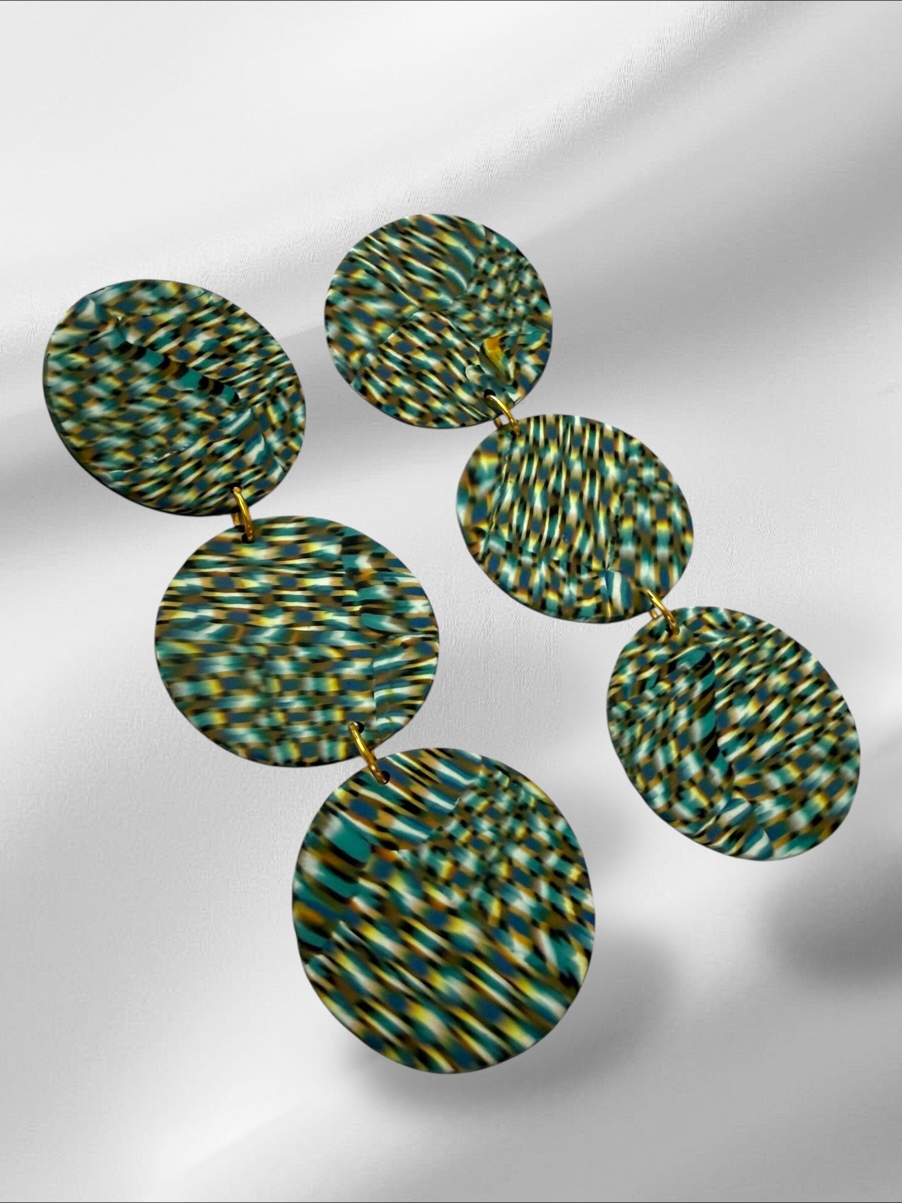 Blurry Rounds in Green Earrings Love Hand and Heart 
