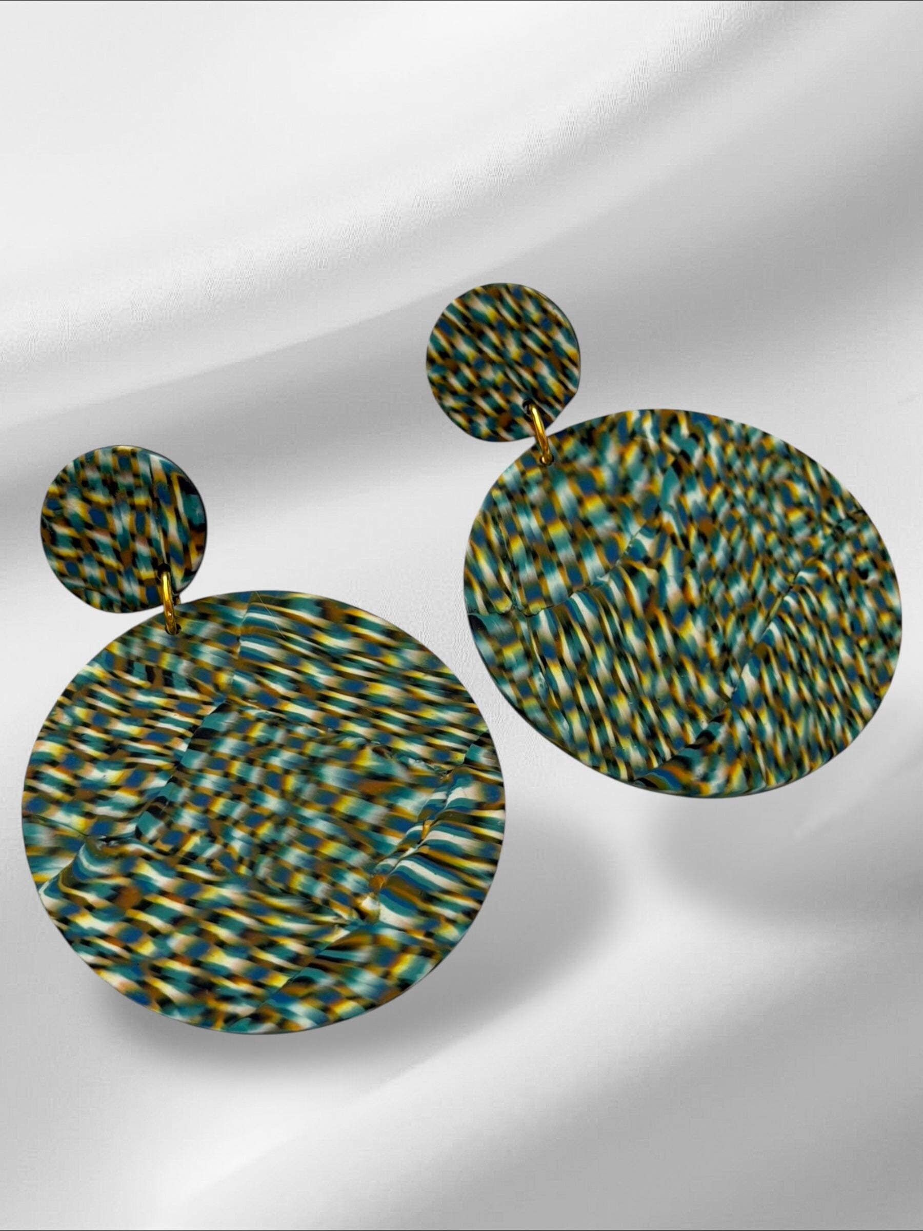 Blurry Single Round in Green Earrings Love Hand and Heart 
